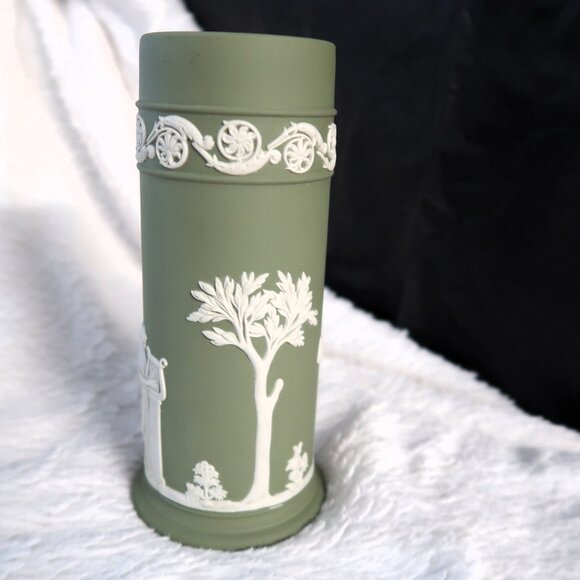 Marked Wedgwood England 8 Jasperware Spill Vase in Sage Green with White Relief - Picture 3 of 10